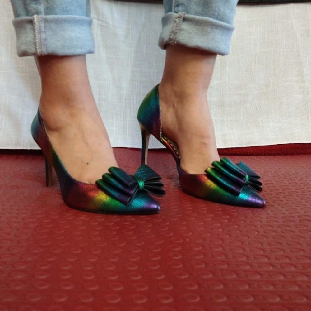 Betsey Johnson Bary Metallic Multicolor Bow Stilletto Pumps Heels Size 5.5M